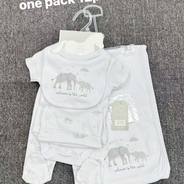 Ensemble bébé naissance avec couverture